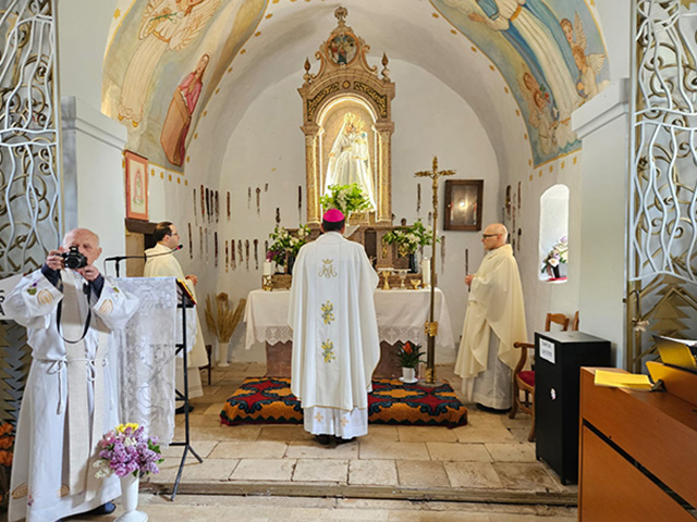 Za vrijeme svete mise u svetištu na Velebitu                                                                                                                                                                                                              